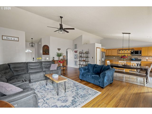 206 Hauser Ct, Molalla, OR 97038