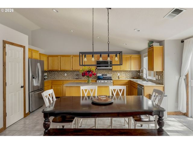 206 Hauser Ct, Molalla, OR 97038