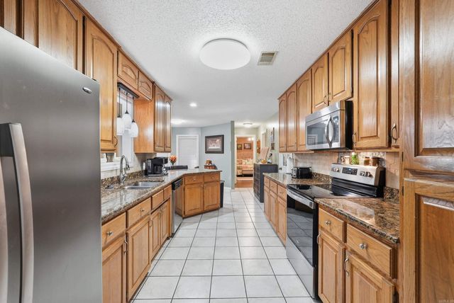 902 Deerfield Ct, Russellville, AR 72801