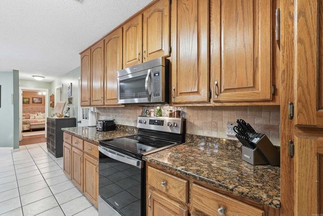 902 Deerfield Ct, Russellville, AR 72801