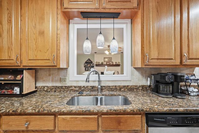 902 Deerfield Ct, Russellville, AR 72801