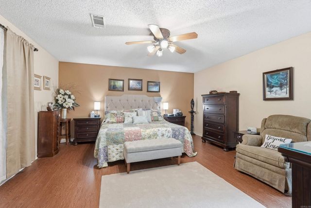 902 Deerfield Ct, Russellville, AR 72801