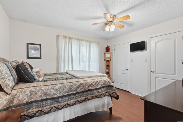902 Deerfield Ct, Russellville, AR 72801
