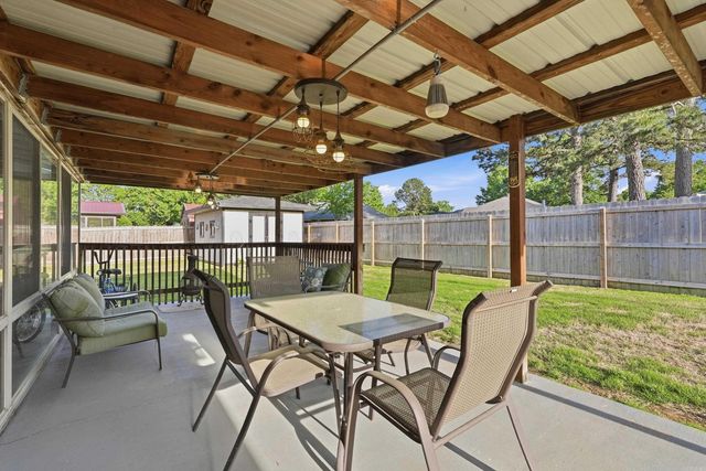 902 Deerfield Ct, Russellville, AR 72801