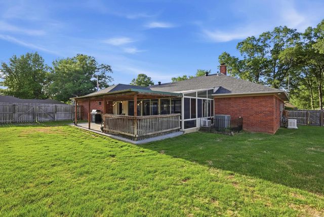 902 Deerfield Ct, Russellville, AR 72801