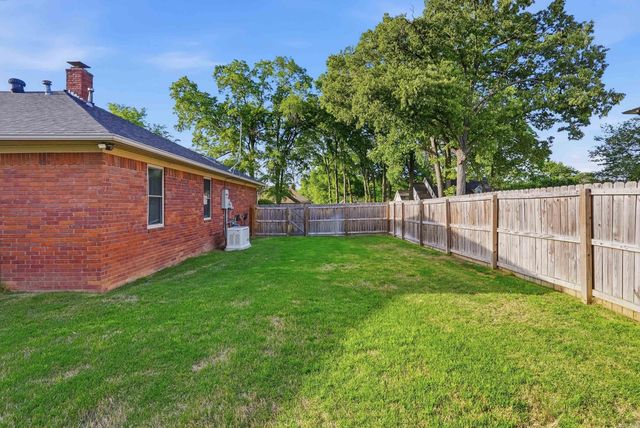 902 Deerfield Ct, Russellville, AR 72801