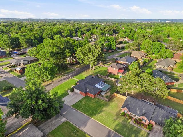 902 Deerfield Ct, Russellville, AR 72801