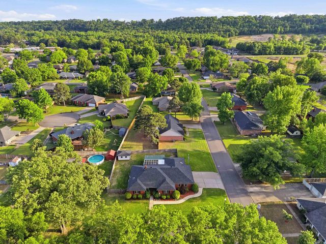 902 Deerfield Ct, Russellville, AR 72801