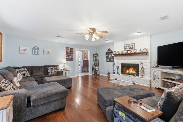 902 Deerfield Ct, Russellville, AR 72801