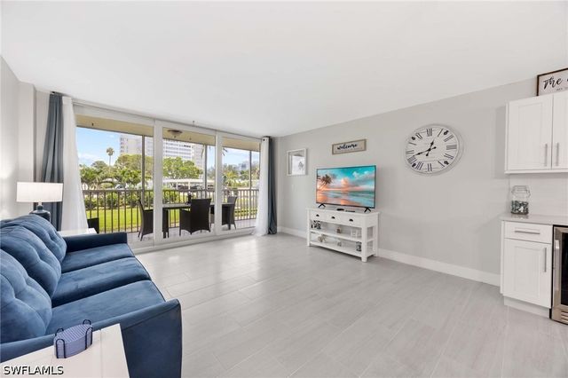 5 Bluebill AVE 108A, Naples, FL 34108