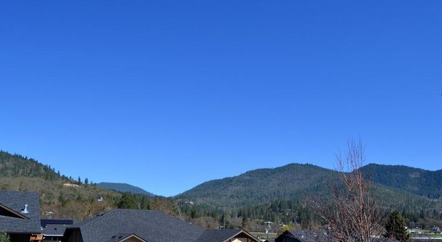 915 NW Bishop Street, Grants Pass, OR 97526