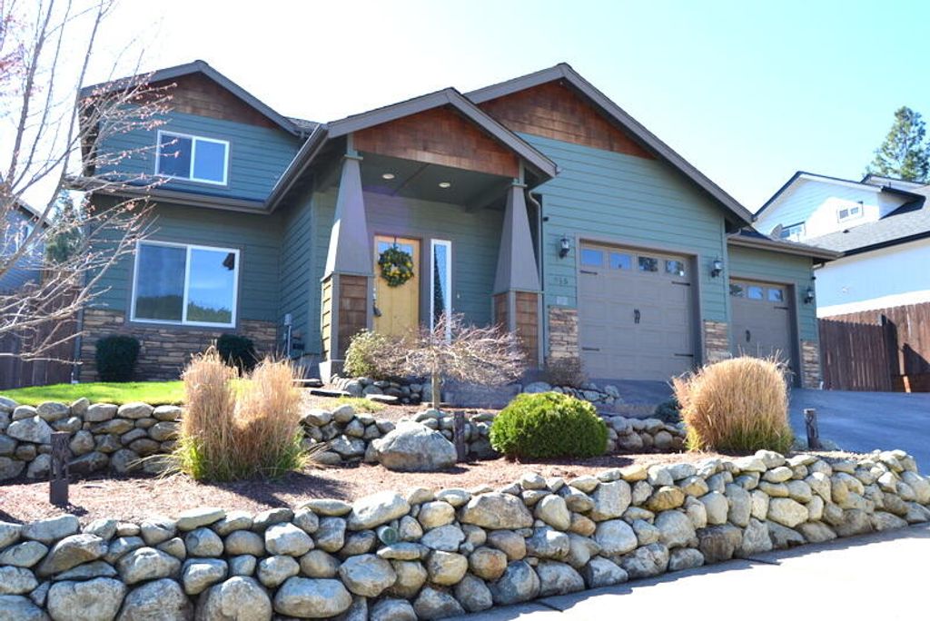 915 NW Bishop Street, Grants Pass, OR 97526