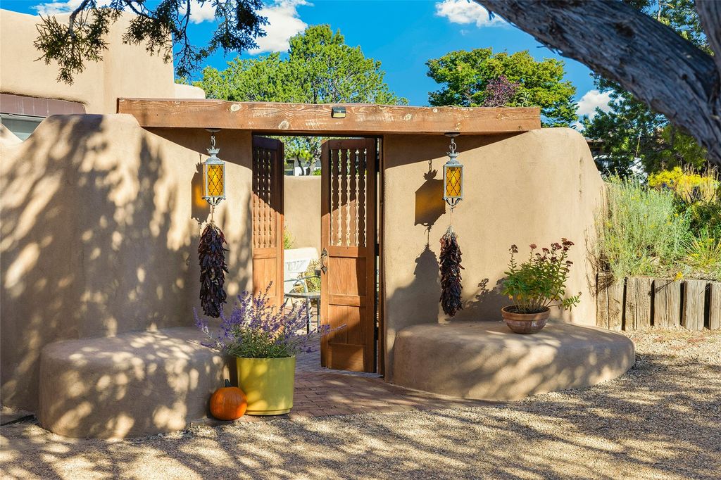 301 Calle Loma Norte, Santa Fe, NM 87501