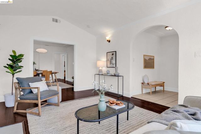 2907 Seminary Ave, Oakland, CA 94605