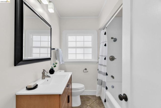 2907 Seminary Ave, Oakland, CA 94605