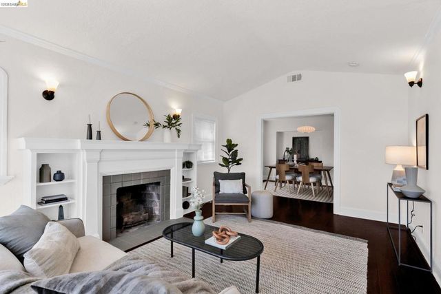 2907 Seminary Ave, Oakland, CA 94605