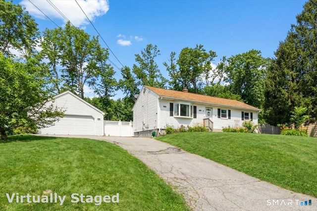 8 Manor Road, Montville, CT 06370