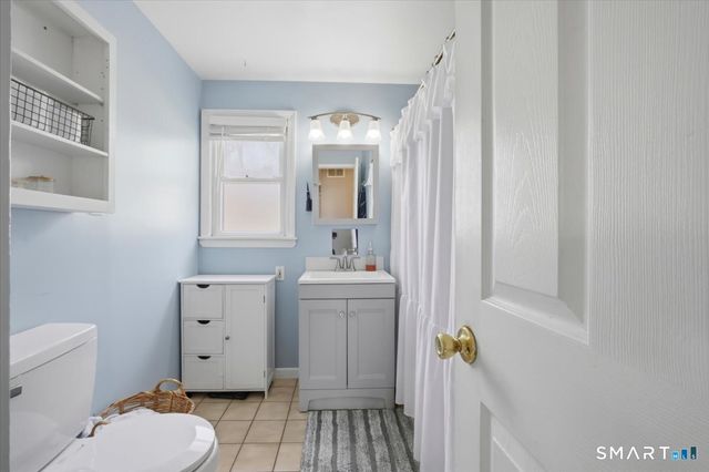 8 Manor Road, Montville, CT 06370