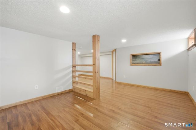 8 Manor Road, Montville, CT 06370