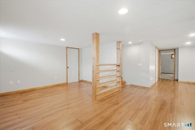 8 Manor Road, Montville, CT 06370