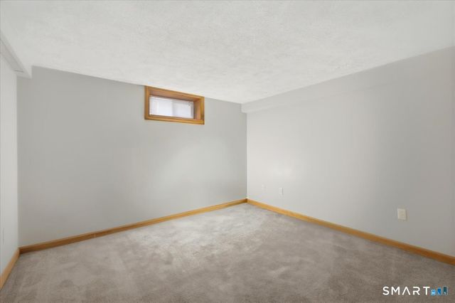 8 Manor Road, Montville, CT 06370