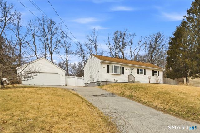 8 Manor Road, Montville, CT 06370