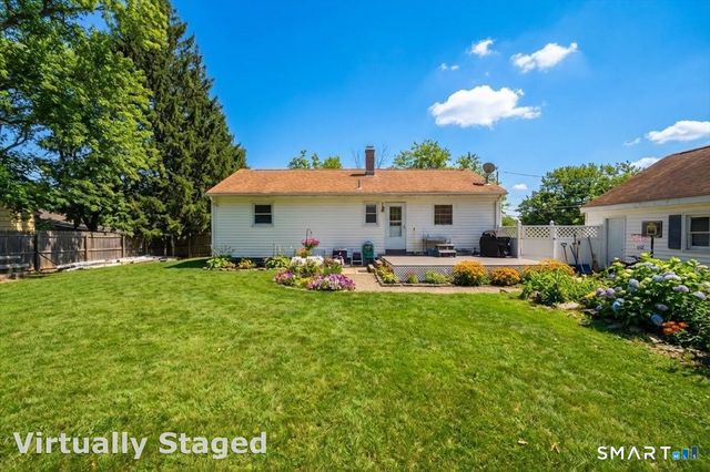 8 Manor Road, Montville, CT 06370