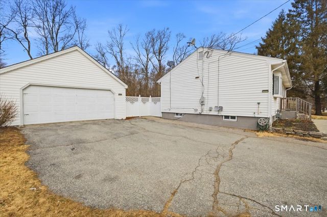 8 Manor Road, Montville, CT 06370