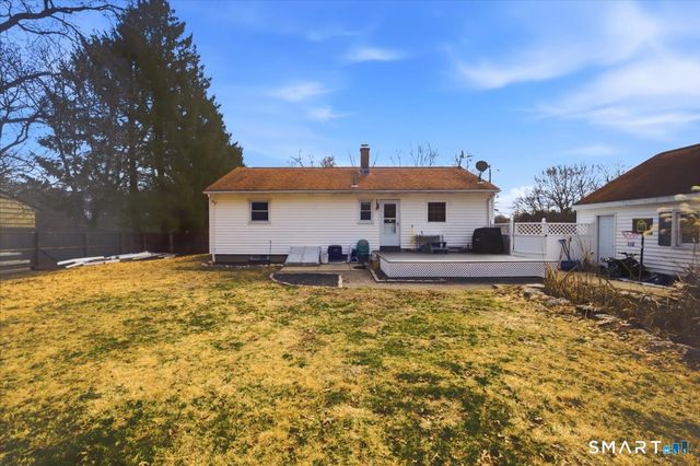 8 Manor Road, Montville, CT 06370