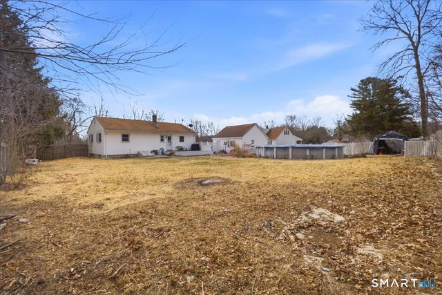 8 Manor Road, Montville, CT 06370