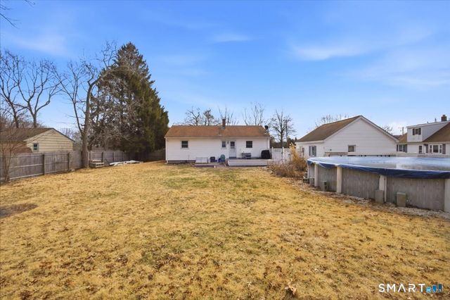 8 Manor Road, Montville, CT 06370