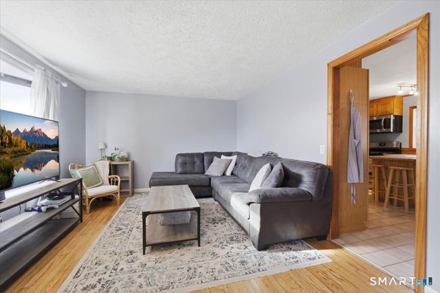 8 Manor Road, Montville, CT 06370