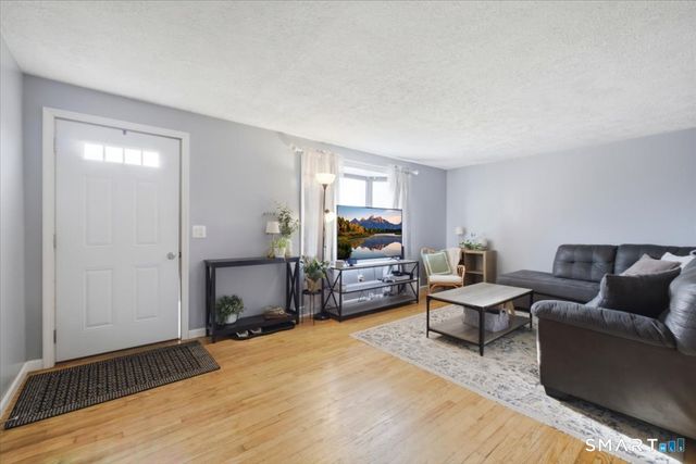 8 Manor Road, Montville, CT 06370