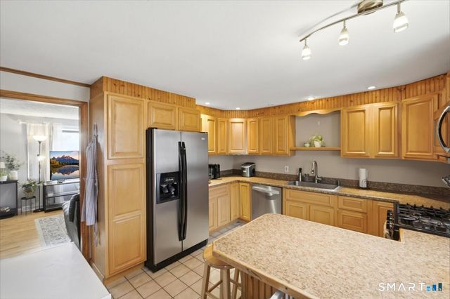 8 Manor Road, Montville, CT 06370