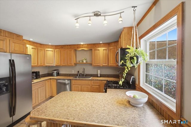 8 Manor Road, Montville, CT 06370