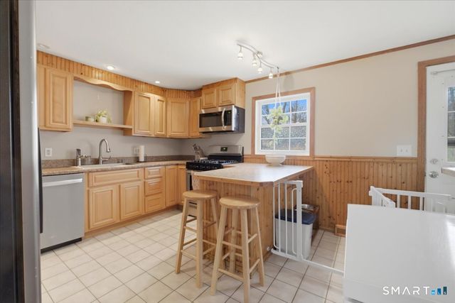 8 Manor Road, Montville, CT 06370