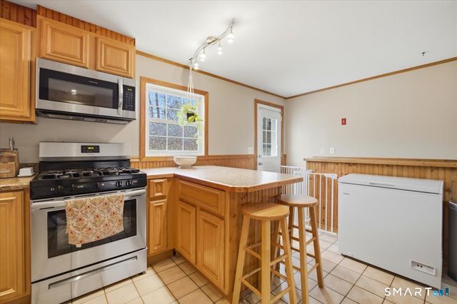 8 Manor Road, Montville, CT 06370