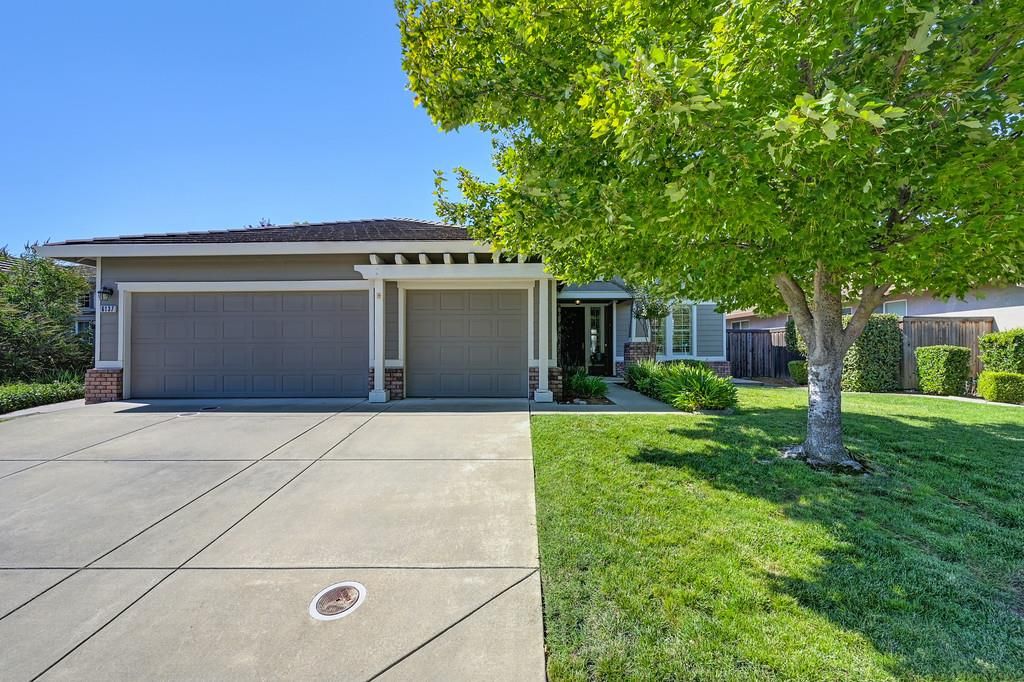 6137 Crater Lake Dr, Roseville, CA 95678