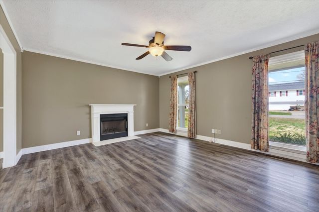 726 Gardendale Ln, Clarksville, TN 37040