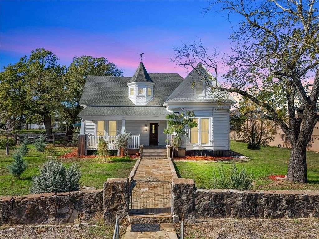 112 S Evans Street, Boyd, TX 76023