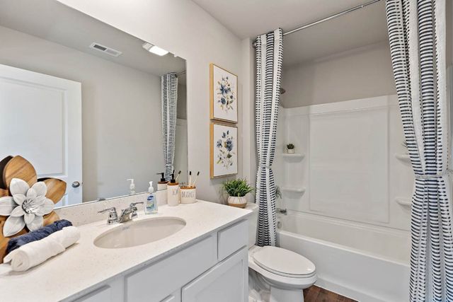 2751 Cecelia Drive, Hiawatha, IA 52233