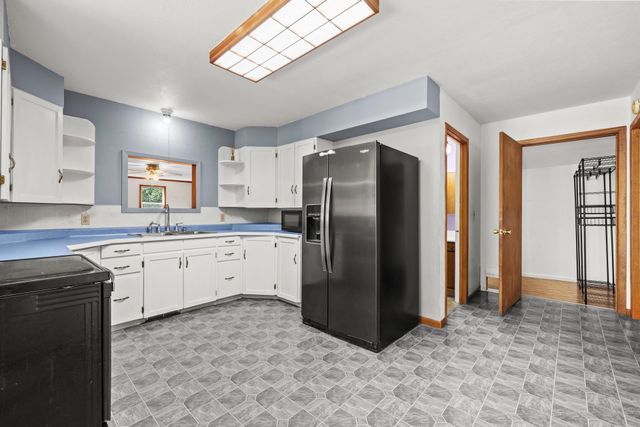 112 Pleasant Ave N, Surrey, ND 58785
