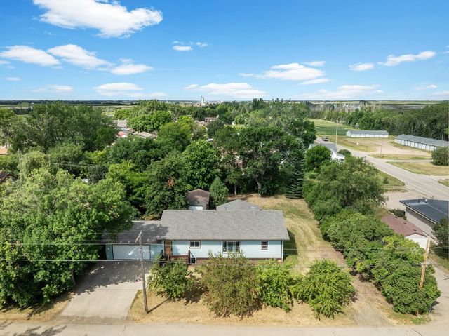 112 Pleasant Ave N, Surrey, ND 58785