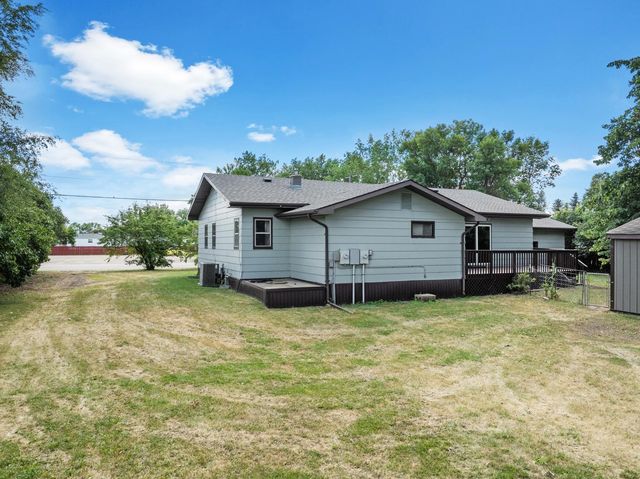 112 Pleasant Ave N, Surrey, ND 58785
