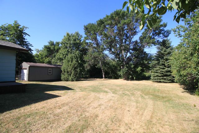 112 Pleasant Ave N, Surrey, ND 58785