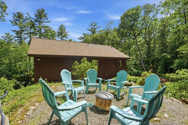 17 Stoutenburgh Drive, Hyde Park, NY 12538