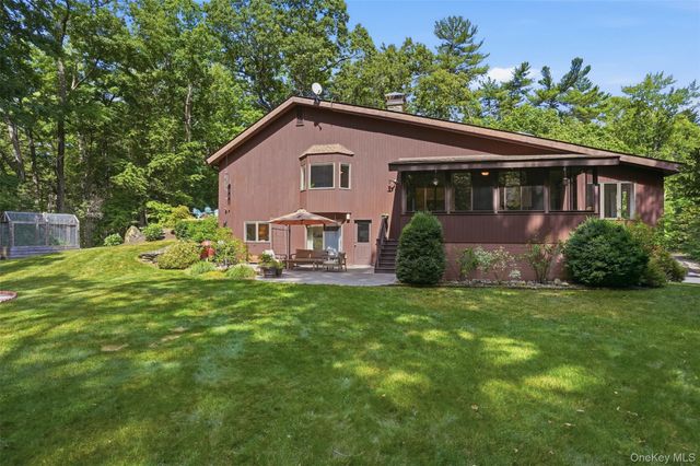 17 Stoutenburgh Drive, Hyde Park, NY 12538