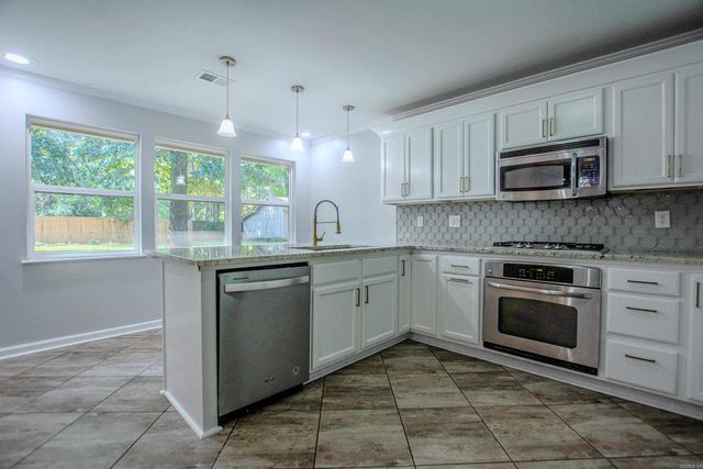 2201 S Fox Trl, Benton, AR 72019