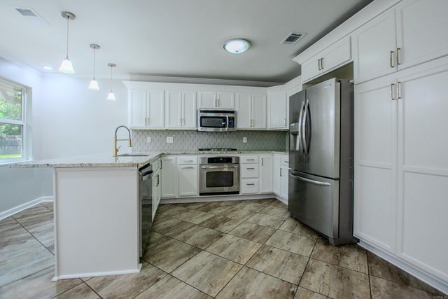 2201 S Fox Trl, Benton, AR 72019
