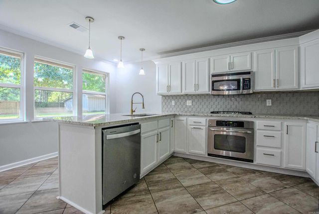 2201 S Fox Trl, Benton, AR 72019